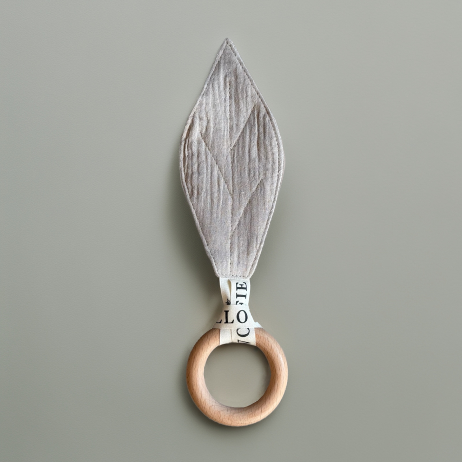 Knisperende houten bijtring beige