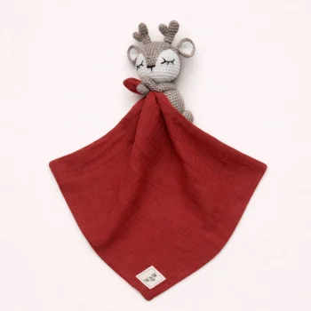 Gehaakt hertje met muslin tutdoekje roestrood beige